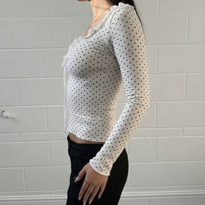 Camiseta de manga larga con cuello redondo, diseño de oído de madera, ajustada, con cordones, calada, sencilla y versátil, con estampado de lunares. - Product Image 4