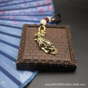 Llavero de latón Pixiu con colgante de moneda hecho a mano de forma irregular para decoración del hogar o regalo - Product Image 3