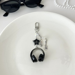 Llavero de acrílico estilo punk con dije de guitarra pequeña, llavero de micrófono de moda para mujeres, hombres y fanáticos de la música, regalo - Product Image 6