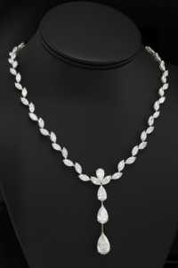 Collar de Diamantes de Corte Marquesa y Pera en Oro Blanco de 18K de Buena Calidad para Novias y Aniversarios, Disponible a Precio de Exportación - Product Image 2