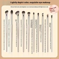 Ensemble de 13 pinceaux pour fard à paupières en poils synthétiques doux pour débutants comprenant un eye-liner pour le nez et les lèvres.