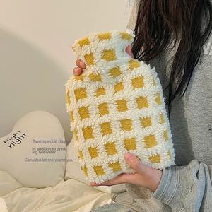 Funda <span class=keywords><strong>de</strong></span> felpa <span class=keywords><strong>de</strong></span> 1000ml, inyección <span class=keywords><strong>de</strong></span> <span class=keywords><strong>agua</strong></span> <span class=keywords><strong>de</strong></span> PVC <span class=keywords><strong>de</strong></span> alta densidad, bolsa <span class=keywords><strong>de</strong></span> <span class=keywords><strong>agua</strong></span> caliente a prueba <span class=keywords><strong>de</strong></span> explosiones, lana <span class=keywords><strong>de</strong></span> cordero, cuadros amarillos <span class=keywords><strong>para</strong></span> <span class=keywords><strong>cama</strong></span> cálida <span class=keywords><strong>de</strong></span> mujer - Product Image 4