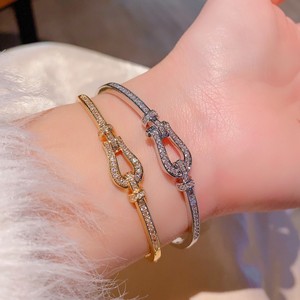 Pulsera con microincrustaciones de herradura, diseño de gancho en oro y blanco, joyería de moda para mujer, regalo para ocasiones, origen Yiwu - Product Image 2