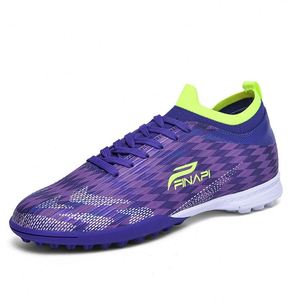 Vente en gros usine TF Chaussures de football à coupe basse respirantes en maille antidérapantes pour entraînement sur terrain synthétique - Product Image 1