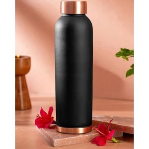Botella de cobre grabada de la mejor calidad al por mayor con juego de cristal con brillo de larga duración perfecta para celebración de eventos y uso doméstico - Product Image 5