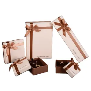 Lussuose scatole di gioielli quadrati eco-friendly PU e materiale del PC per la memorizzazione di collane e regali Box Store di imballaggio in franchising