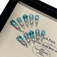 Ongles en acrylique pré-conçus, longs, en forme de stiletto, avec base chromée transparente et strass superposés, effet gemme lac