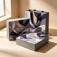 Échantillon de conception personnalisée gratuit en 72h, boîte cadeau de luxe à motif vague fluide imprimée sur mesure avec sac en papier, ensemble d'emballage pliable pour la marque de robes Silk Aura