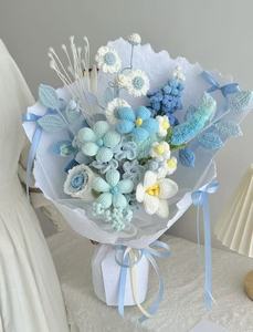Bouquet de fleurs au crochet fait main, design fini pour mariages et Noël, pour mariées et la Saint-Valentin, livré avec des sacs - Product Image 1