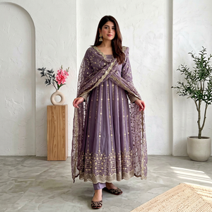 Robe en soie Fandy avec broderie de fil et travail de sequins, avec bas et dupatta, entièrement cousue, prête à porter. - Product Image 1