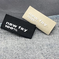 Nouvelle version d'étiquette tissée en damassé beige gaufré avec logo en silicone 3D découpé au laser pour l'impression sérigraphique sur vêtements