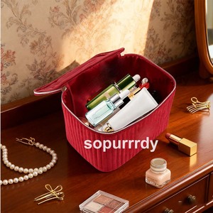 Sac de voyage pour cosmétiques en velours rouge matelassé avec logo personnalisé, grande fermeture éclair, résistant à l'eau, trousse de maquillage pour femmes - Product Image 4