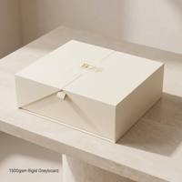 Boîte cadeau rigide magnétique à rabat personnalisée avec insert en EVA, papier doux au toucher et logo en relief pour l'emballage de produits cosmétiques et de soins de la peau
