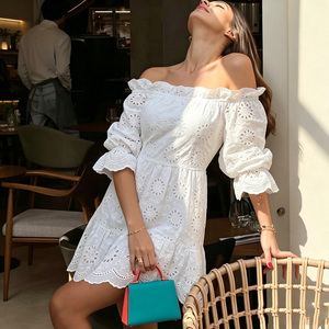 Robe blanche unie à épaules dénudées, taille empire, broderie anglaise, manches bouffantes, ourlet à volants, style bohème, décontractée, pour l'été - Product Image 6