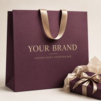 Sac cadeau en papier enduit bordeaux de luxe classique durable personnalisé avec poignées en ruban de satin et logo en feuille d'or – Vente en gros