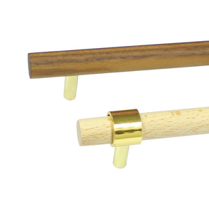 Poignées de meuble en bois en forme de T, en hêtre avec fixation en laiton, design minimaliste pour portes d'armoires - Product Image 4