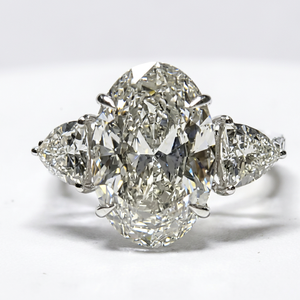 Anillo de lujo de oro de 18 quilates con diamante cultivado en laboratorio, con un centro de corte ovalado de 6 quilates F-VS1 y diamantes cultivados en laboratorio con corte trillón en las laterales, para joyería. - Product Image 1