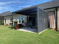 Pergola motorisée à lames orientables, design éco-responsable et coupe-vent, pour une amélioration ultime de votre espace extérieur moderne et une vie en plein air toute l'année.