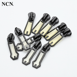 Nhà Sản Xuất Bán Buôn Giá Rẻ Kim Loại Dây Kéo Kéo Đầu Cho Hành Lý Chất Lượng Cao Quần Áo Phụ Kiện Kẽm Dây Kéo Thanh Trượt Puller - Product Image 3