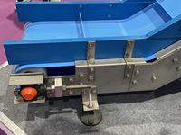 Convoyeur à bande PVC/PU personnalisé, convoyeur à bande de levage automatique de type Z, élévateur industriel de qualité alimentaire avec guide latéral