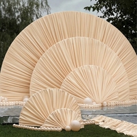 Décoration de mariage de luxe : Arche de toile de fond en forme d'éventail, supports semi-circulaires avec rideau en tissu et draperie