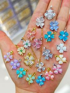 Ciondoli di Lusso Personalizzati a Forma di Quadrifoglio con Zirconi, Placcati in Oro, Collana Scintillante con Charm a Quadrifoglio - Product Image 3