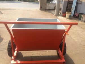 Máquina esparcidora manual de relleno para césped con tolva de acero, alimentación ajustable, para rellenar con arena y gránulos de caucho en campos de fútbol y parques infantiles - Product Image 5