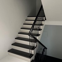 Rampe d'escalier de villa moderne minimaliste personnalisée en alliage d'aluminium noir, résistante à l'eau et peignable, à fixation au sol