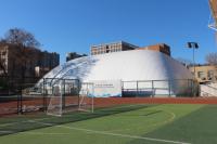Tente à membrane gonflable ignifuge Airdome Project pour structure tendue de terrain de tennis, de football, de gymnase universitaire
