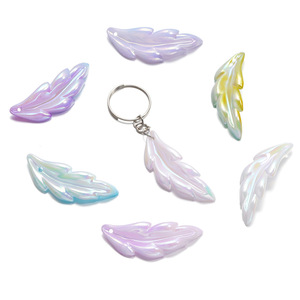Cuentas colgantes de pluma acrílicas iridiscentes de tamaño mediano, accesorios de joyería DIY para tocados, llaveros y cadenas para teléfonos, venta al por mayor - Product Image 4