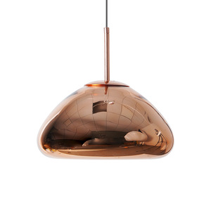 โคมไฟระย้าแก้วสไตล์นอร์ดิกมินิมอล ดีไซน์สร้างสรรค์ รูปทรงแปลกตา ชุบเคลือบด้วยไฟฟ้า เหมาะสำหรับเคาน์เตอร์บาร์ ร้านอาหารชาบู และห้องนั่งเล่น - Product Image 1