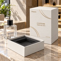Boîte à parfum rigide avec couvercle, en papier spécial gaufré, avec logo personnalisé, couleur ivoire, en textile fin, 10x10x14cm, avec insert en mousse surélevée
