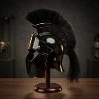 Casque romain traditionnel médiéval avec armure en métal poli et plume noire