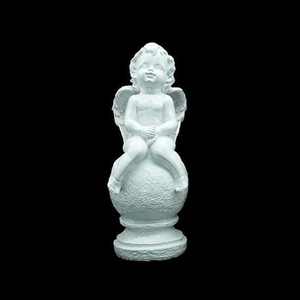 Figurine d'ange chérubin blanc assis sur une sphère texturée, statue décorative classique pour étagère ou table, objet artisanal. - Product Image 6