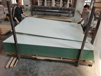 Haute qualité 18mm humidité MDF HDF conseil 1220x2440mm vert noyau laminé mélamine MDF pour porte