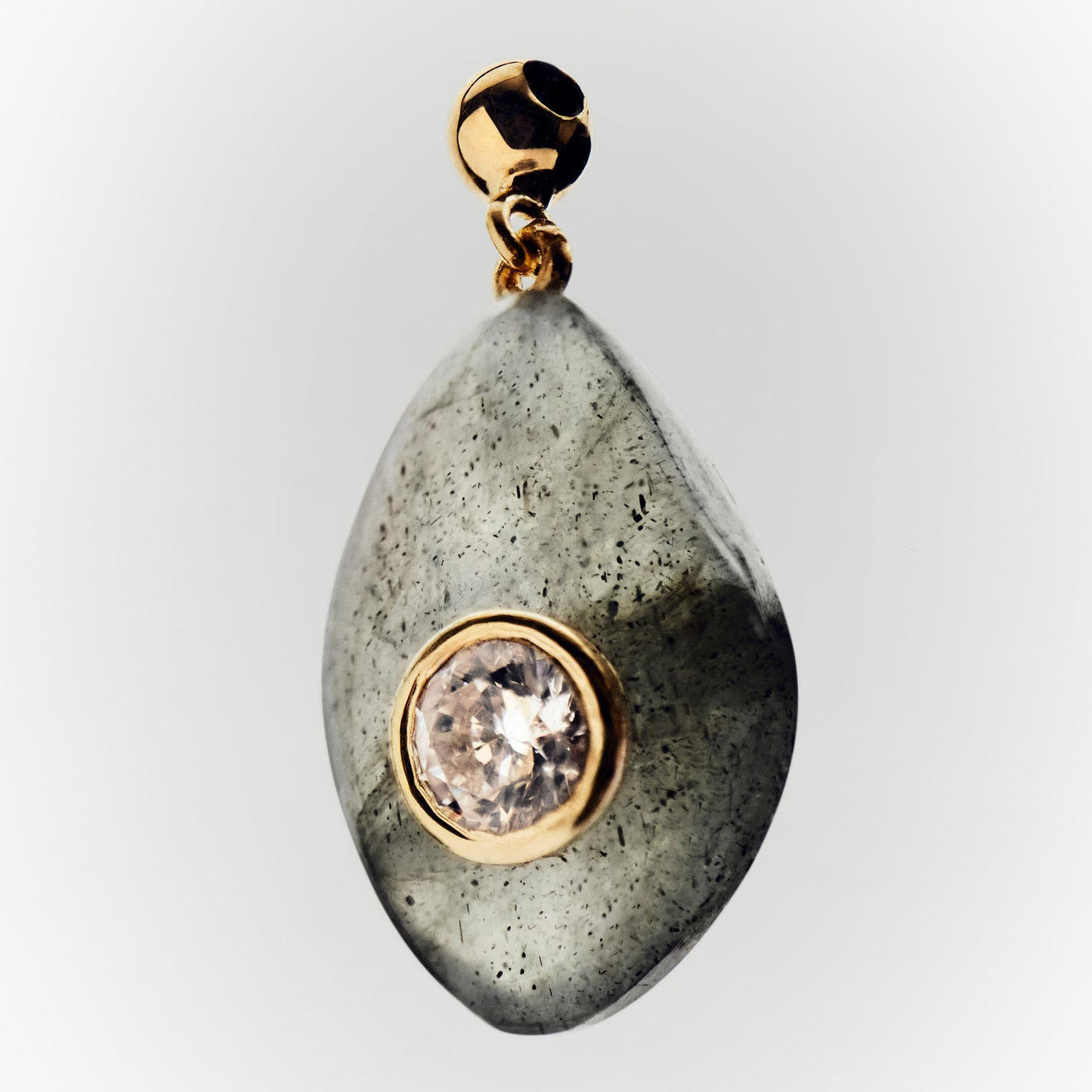 Pierre précieuse dorée