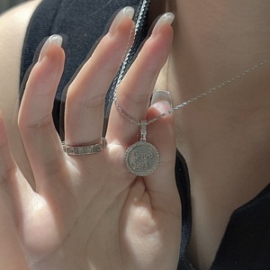 Pendentif rond en argent pur S925 avec design de lettres vintage, fait à la main, simple et à la mode, bijoux de niche, matériau principal en or - Product Image 2