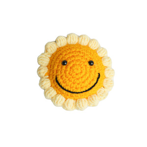Pendentif tournesol tricoté à la main avec visage souriant, breloque florale en fil pour accessoire vestimentaire, style moderne - Product Image 5