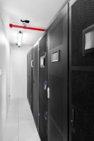 Système de refroidissement à contrôle fermé pour centre de données conteneurisé 50 kW, avec unité de climatisation de précision en-rangée pour allée froide et racks de serveurs