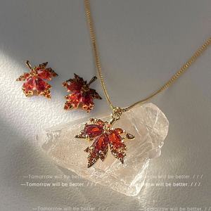 Joyas con Diseño Elegante y Tema de Hoja de Arce, con Detalles Rojos Estilizados, Materiales de Primera Calidad, para Ocasiones Especiales, con Caja de Regalo - Product Image 3