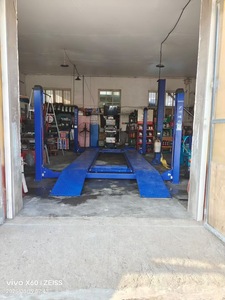 XIANXING Pont élévateur quatre colonnes pour voitures compactes, grands SUV et camions - Capacité 4T, hauteur de levage 1,7 m, entraînement hydraulique, déverrouillage manuel, garantie 10 ans - Product Image 6