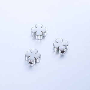 7x7mm ciondolo gioielli fai-da-te inciso in grado di <span class=keywords><strong>Laser</strong></span> che fa accessori distanziatori perline portafortuna in acciaio inossidabile a quattro foglie - Product Image 3