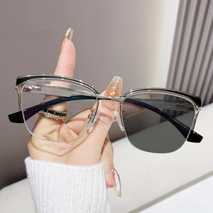 シックなレトロなアンチブルーレイ猫目近視メガネパーソナライズフォトクロミックメタルフレームライトソリッドカラー変化視力 - Product Image 3