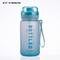 Bouteille d'eau Yiben en plastique sans BPA avec sangle personnalisée pour la randonnée, le camping et les sports de plein air
