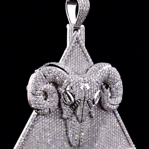 Colgante de Cabra/Carnero 3D Totalmente Personalizado, con Moissanita VVS1, Diseño Triangular, Plata 925 Certificada, Lujoso y Brillante para Hombre - Product Image 1