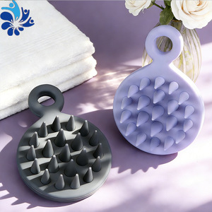 Brosse de massage du cuir chevelu en silicone avec trou de suspension pour soins capillaires et spa - Product Image 1