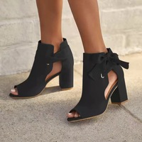 Bottines à talon carré en daim pour femme, à bout ouvert et découpes, avec nœud arrière, personnalisables (OEM/ODM), idéales pour les fêtes et mariages
