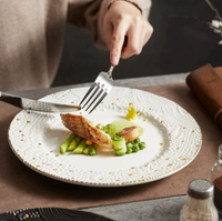 Assiette creuse élégante en céramique à motif cocotier créatif et bord doré, idéale pour les pâtes et les salades, parfaite pour la cuisine occidentale