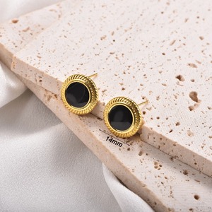 Boucles d'oreilles minimalistes vintage en forme de cœur, en acier inoxydable plaqué or 18 carats, avec bordure torsadée en émail noir, bijoux quotidiens - Product Image 3