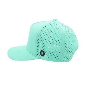 หมวกแก๊ปทรงโค้งสีน้ำเงินแบบ Trucker พร้อมโลโก้ยางแบบกำหนดเอง 5 ชิ้น ตัดด้วยเลเซอร์ กันน้ำ มีรูเจาะ - Product Image 3